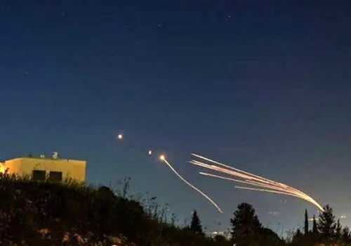 پایکوبی عراقی ها مقابل سفارت ایران در بغداد