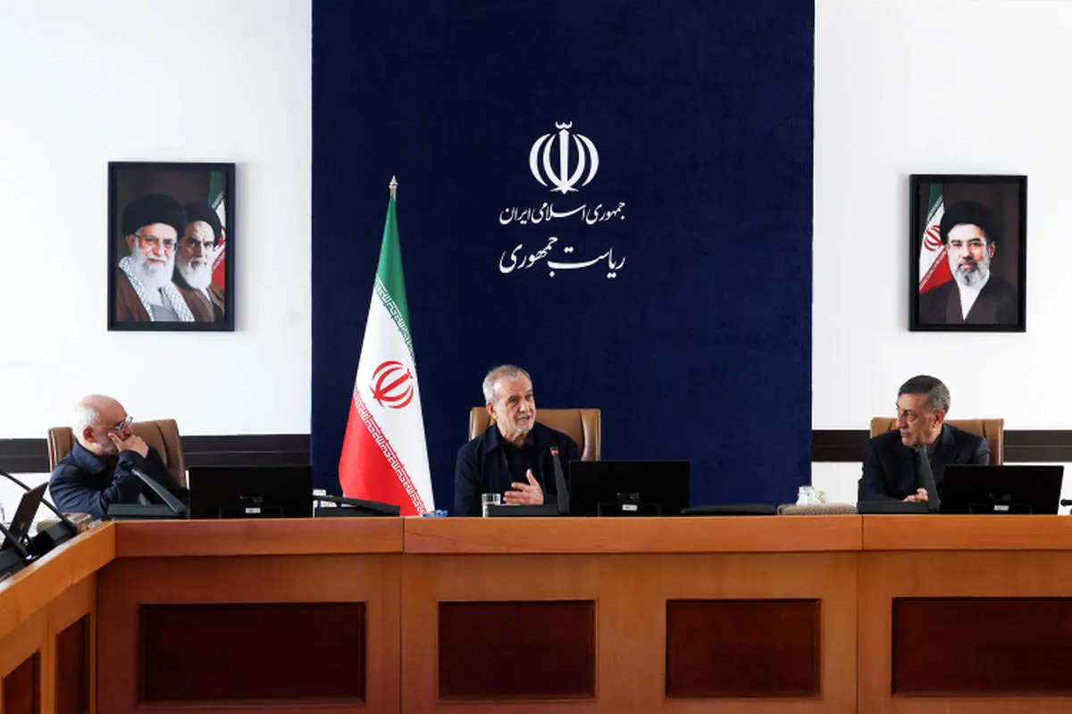 خدمت‌رسانی با کیفیت، عدالت و بهره‌وری باید در متن اداره کشور قرار گیرد/ می‌خواهیم نظام اداری و اجرایی به گونه‌ای مدیریت شود که امکان رانت و فساد از بین برود/ اگر دست به دست هم دهیم، از همه بحران‌ها با عزت و سربلندی عبور خواهیم کرد