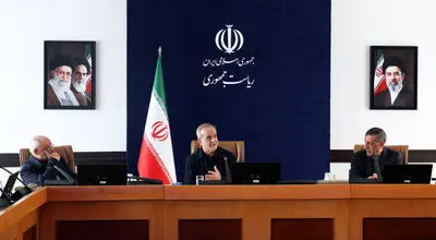 خدمت‌رسانی با کیفیت، عدالت و بهره‌وری باید در متن اداره کشور قرار گیرد/ می‌خواهیم نظام اداری و اجرایی به گونه‌ای مدیریت شود که امکان رانت و فساد از بین برود/ اگر دست به دست هم دهیم، از همه بحران‌ها با عزت و سربلندی عبور خواهیم کرد