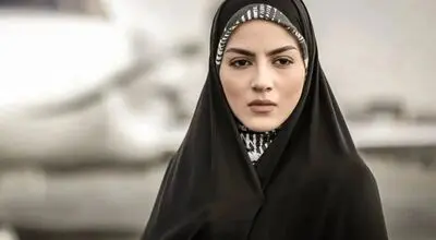 ژست متفاوت بازیگر آقازاده وسط ریل قطار!