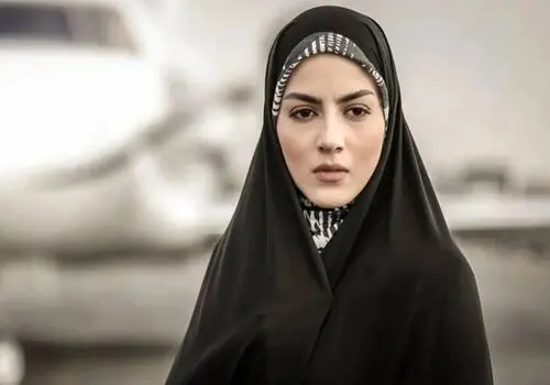 ژست متفاوت بازیگر آقازاده وسط ریل قطار!