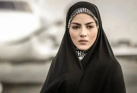 ژست متفاوت بازیگر آقازاده وسط ریل قطار!