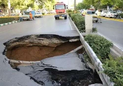 فرونشست زمین در بندرعباس باعث سقوط یک خودرو شد +فیلم