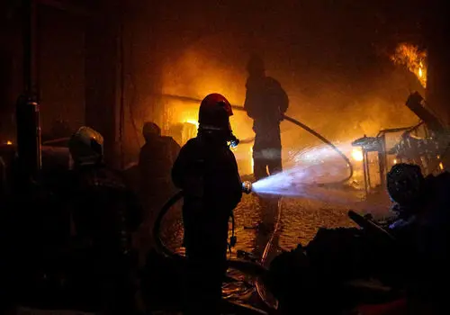  آتش‌سوزی گسترده و وحشتناک در حاشیه اتوبان قم - تهران+فیلم
