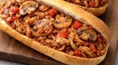 ساندویچ مرغ خانگی؛ یک شام راحت و رژیمی