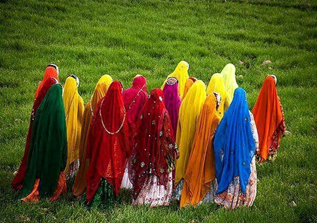 چگونه رنگ لباس هایمان را ست کنیم؟