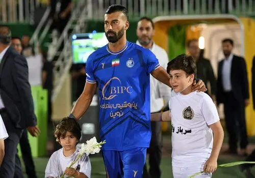 استایل جدید رامین رضاییان در راه عربستان+ عکس