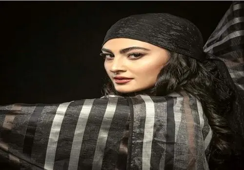 طراحی خلاقانه کارت عروسی مریم مومن بر روی شیشه/عکس