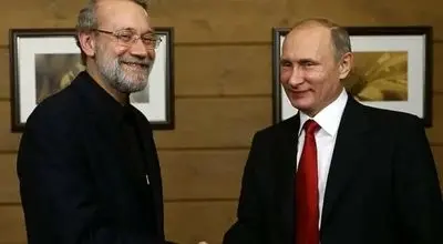 علی لاریجانی پیام رهبر انقلاب را به پوتین تقدیم کرد