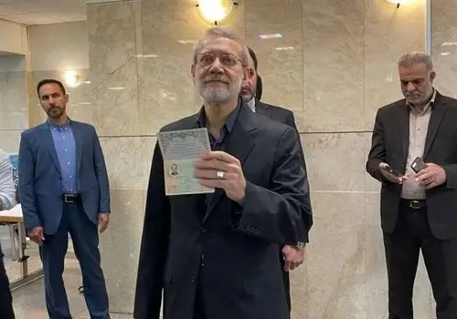 حضور علی لاریجانی پای صندوق اخذ رای+ عکس