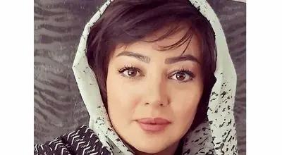 عکس جذاب خانم بازیگر در حال بازی دارت