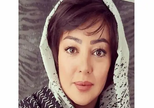 عکس جذاب خانم بازیگر در حال بازی دارت