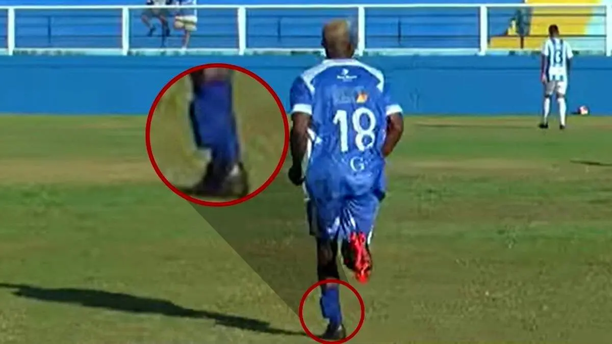 بازگشت جنجالی فوتبالیست زندانی؛ با پابند در زمین مسابقه!+عکس