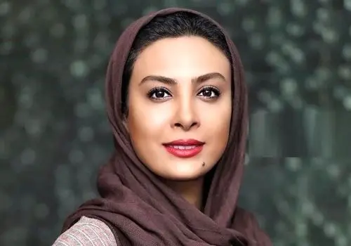 موتور سواری حدیث تهرانی با استایل چرم و دیوانه کننده