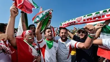 تشویق تیم ملی توسط هواداران ایرانی در بیرون ورزشگاه + فیلم