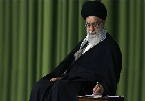خادمی فرزند رهبر انقلاب در چایخانه رضوی+ فیلم