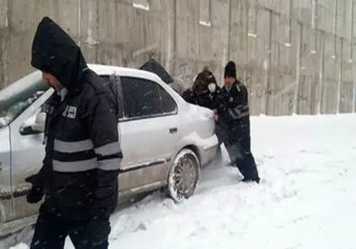 لحظه سقوط یک لودر به داخل دره هنگام پاکسازی جاده برفی در مازندران + فیلم