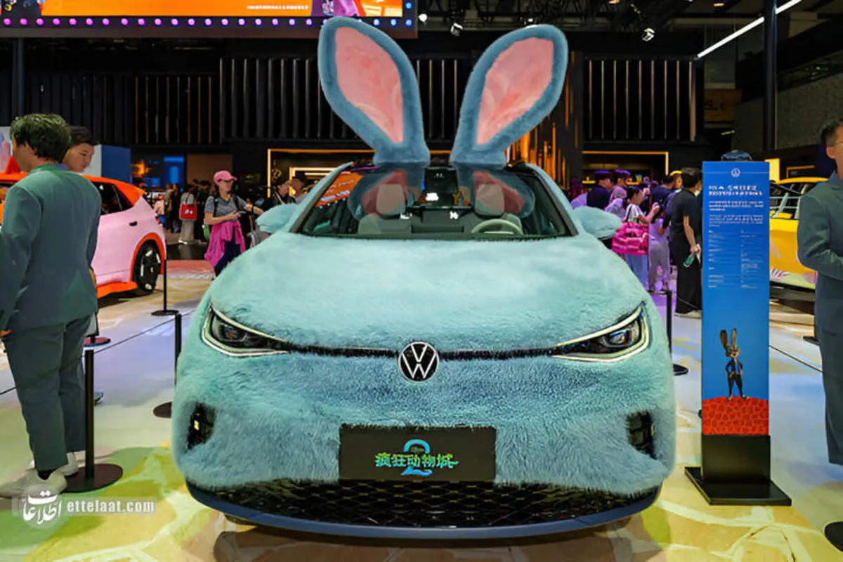 تصاویر| چینی‌ها با لباسهای کارتونی به نمایشگاه خودرو رفتند