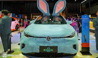 تصاویر| چینی‌ها با لباسهای کارتونی به نمایشگاه خودرو رفتند