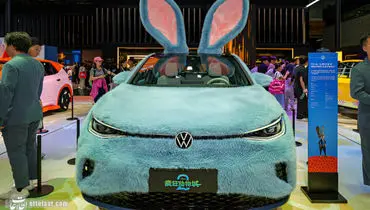 تصاویر| چینی‌ها با لباسهای کارتونی به نمایشگاه خودرو رفتند