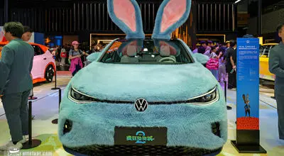 تصاویر| چینی‌ها با لباسهای کارتونی به نمایشگاه خودرو رفتند