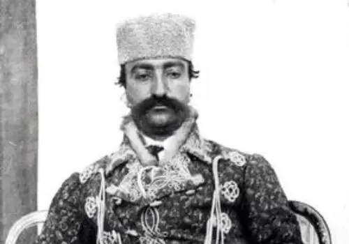 ژست پیروزمندانۀ «ناصرالدین شاه» بعد از شکار گراز