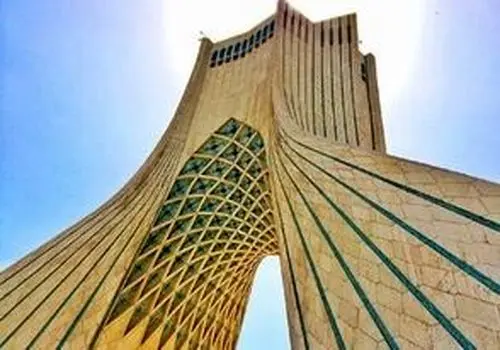 یک قاب منحصربفرد؛ دماوند پرشکوه در دل برج آزادی