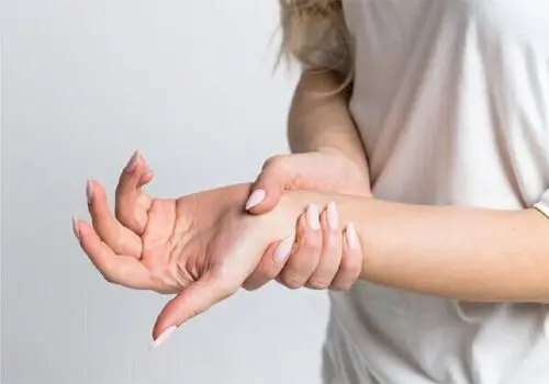 چرا دست‌ها و پا‌های ما کمی نامتقارن هستند؟ راه حل چیست؟
