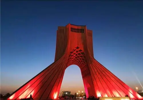 برج آزادی تهران چهره مادرانه به خود گرفت +فیلم