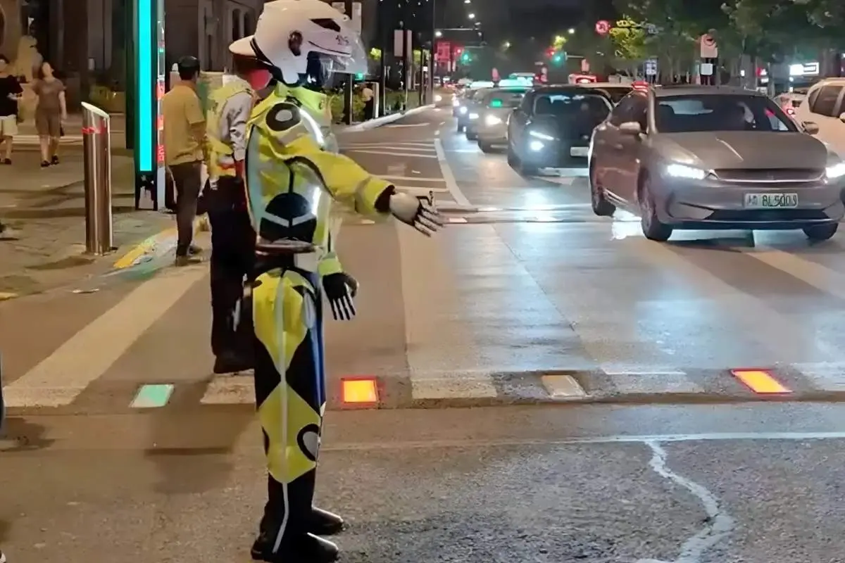 پلیس راهنمایی و رانندگی رباتیک چینی سوژه شد + فیلم