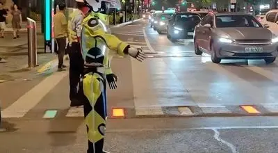 پلیس راهنمایی و رانندگی رباتیک چینی سوژه شد + فیلم