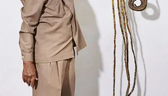 تصویر حیرت‌انگیز صاحب رکورد بلندترین ناخن‌های یک دست در جهان + فیلم
