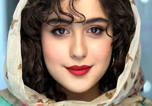 فاطیما بهارمست با یک استایل چرم جلب توجه کرد