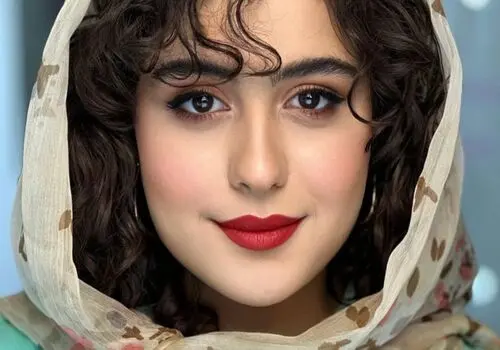 فاطیما بهارمست با یک استایل چرم جلب توجه کرد