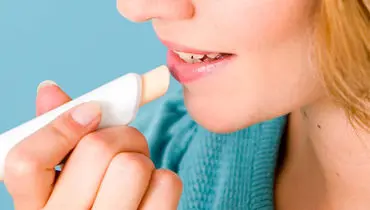 آیا استفاده مکرر از بالم لب باعث خشکی لب می‌شود؟

