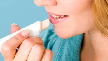 آیا استفاده مکرر از بالم لب باعث خشکی لب می‌شود؟

