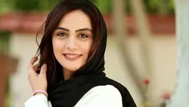 ژست «مارال فرجاد» با عروسک اش در 3 سالگی؛ سال 1364