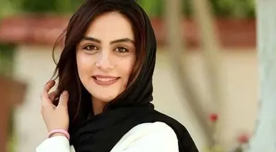 ژست «مارال فرجاد» با عروسک اش در 3 سالگی؛ سال 1364