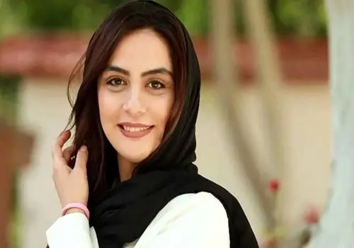 ژست «مارال فرجاد» با عروسک اش در 3 سالگی؛ سال 1364