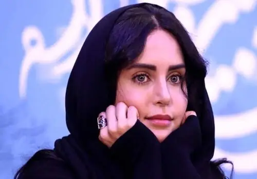 سلفی جذاب الناز شاکردوست با لباس اسپرت و زرد