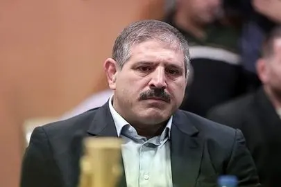 عباس جدیدی در خیابان‌های تهران سلاح به دست گرفت +عکس