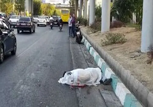 تصادف دلخراش اتوبوس و موتورسیکلت در بزرگراه شهید نواب