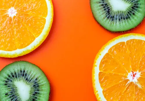 کیوی یا پرتقال؛ کدام منبع غنی‌تر ویتامین C است؟

