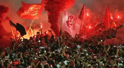  همخوانی شعار «سن چاغیرسان گلرم من» توسط هواداران تراکتور + فیلم