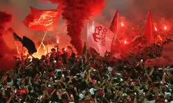  همخوانی شعار «سن چاغیرسان گلرم من» توسط هواداران تراکتور + فیلم