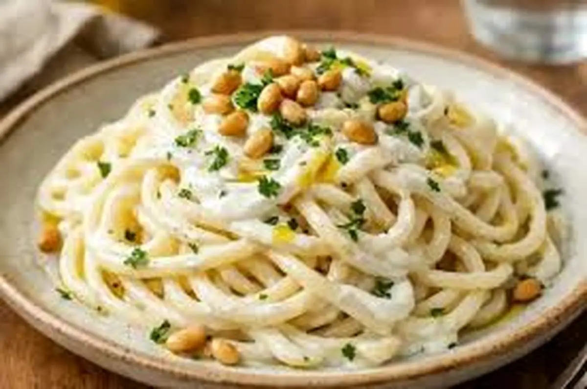 طرز تهیه اسپاگتی با سس ماست و دانه کاج
