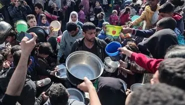 مردم غزه در اثر کمبود مواد غذایی به خوردن علف و غلات روی آورده اند+ فیلم