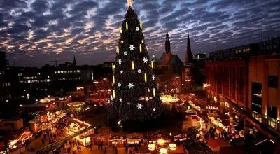 بلندترین درخت کریسمس جهان در دورتموند روشن شد/ویدیو 