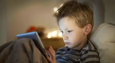 ارتباط استفاده از نمایشگر در کودکی با اضطراب نوجوانان

