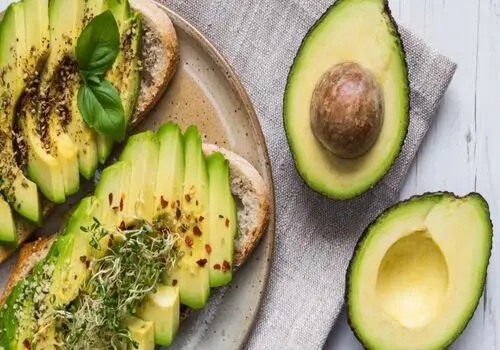 راز قهوه‌ای شدن آووکادو و ۷ راهکار برای حفظ تازگی آن